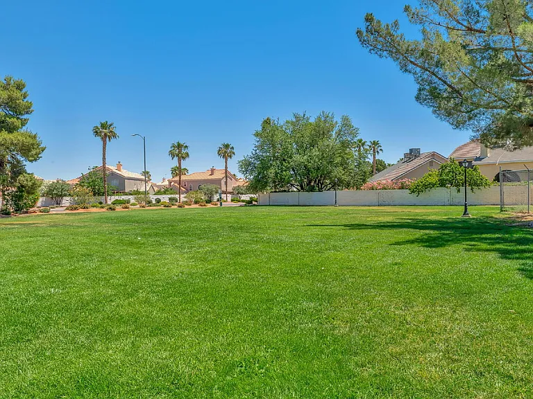 2560 Silver Shadow Dr — Photo 36