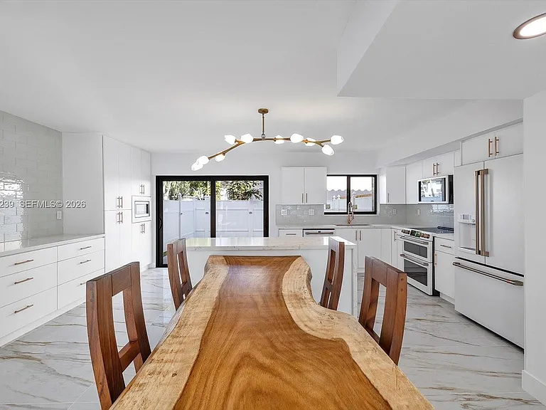 16449 NE 26th Ave — Photo 8