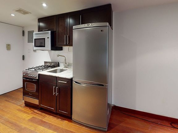 5th image of 338 E 11th St APT 2e