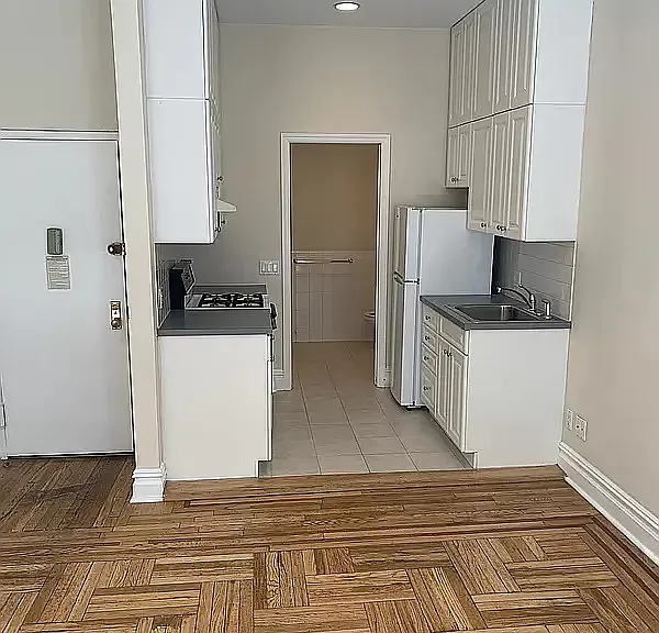 849 Lexington Ave #3R — Photo 3