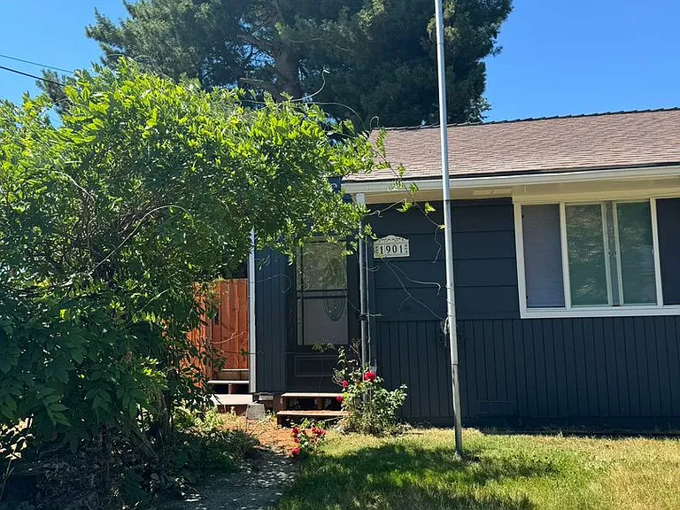 1901 Harrington Cir NE — Photo 2