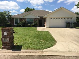 203 Nashua St, Groesbeck, TX 76642