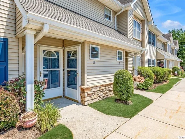 30 Morley Circle #30, Melville, NY 11747