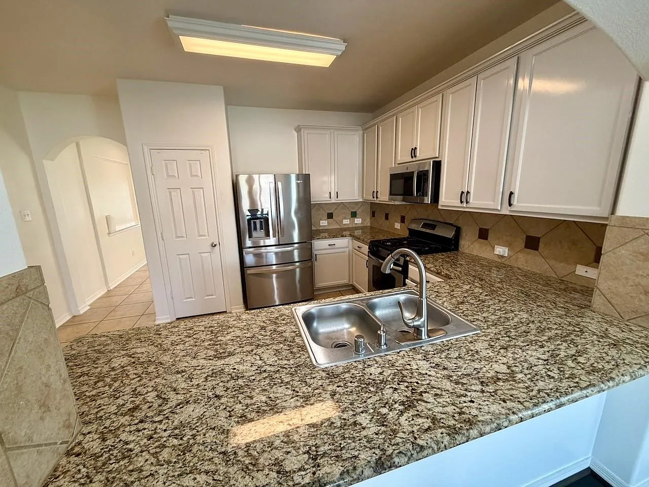 3 bed, 2.5 bath, 2020 sqft, $2,300 — Photo 2