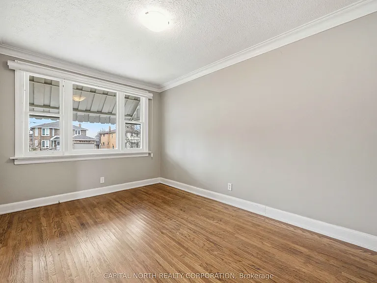 129 Brenda Cres — Photo 3