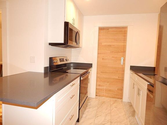 Kitchen bar with quartz coutnertops