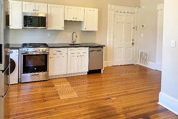 1 bed, 1.0 bath, 461 sqft, $1,300 — Photo 2