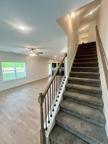 4 bed, 2.5 bath, 2404 sqft, $2,500 — Photo 2