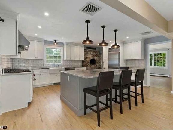 KITCHEN WITH TOP LINE APPLIANCES, PIZZA OVEN, WALK IN PANTRY