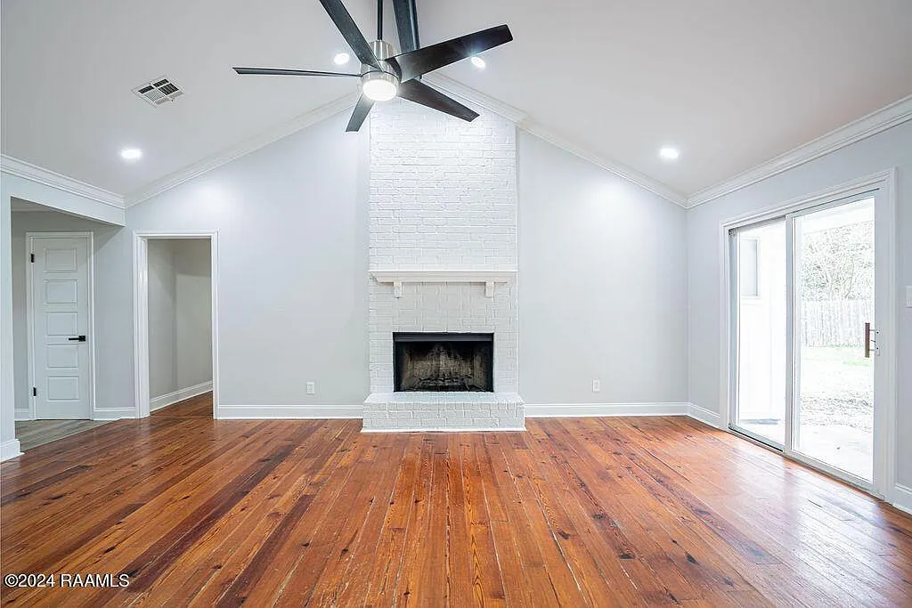 4 bed, 2.5 bath, 1914 sqft, $2,500 — Photo 3