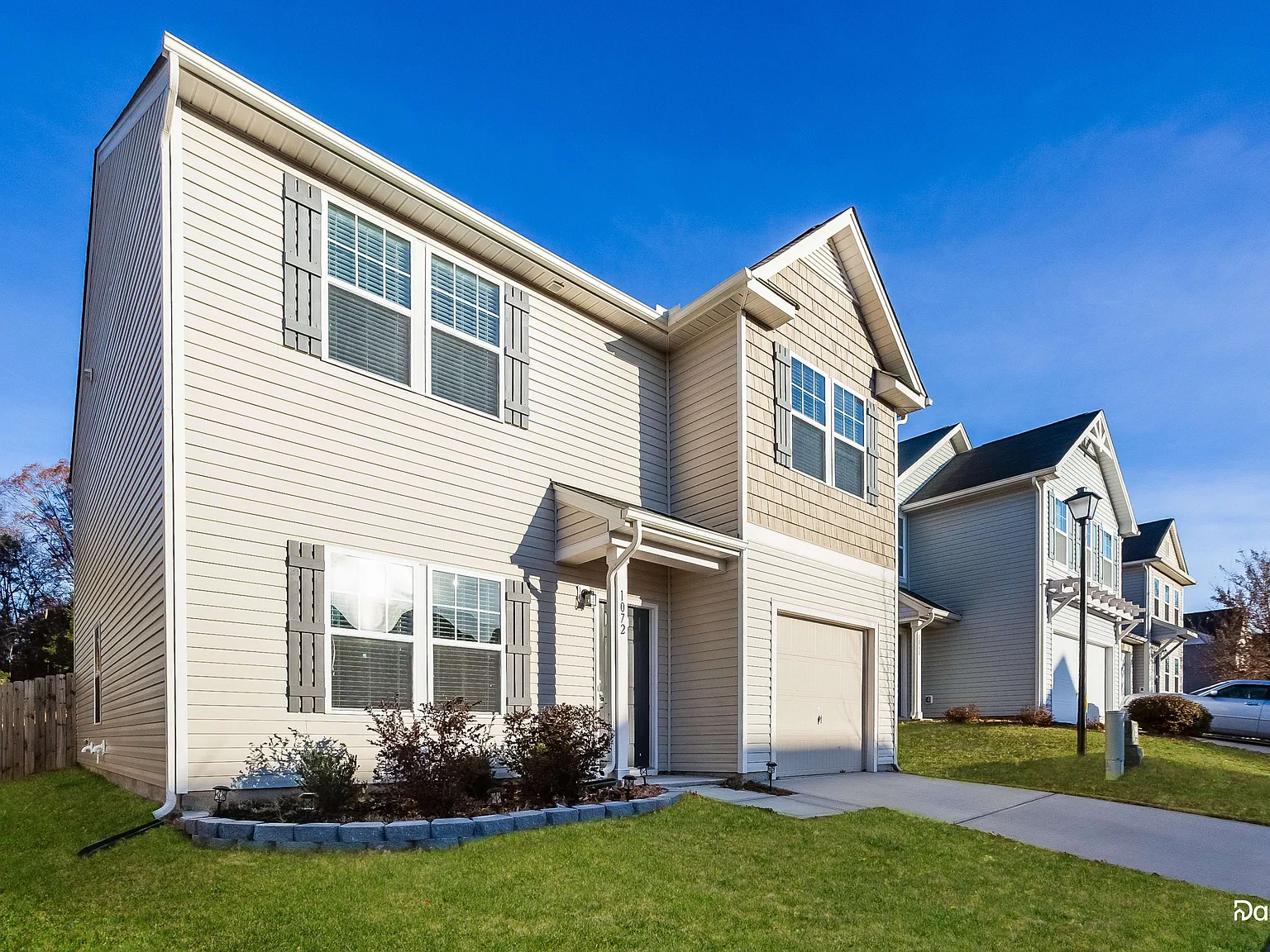 3 bed, 2.5 bath, 2108 sqft, $1,975 — Photo 2