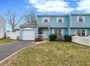 33 Elm St, Central Islip, NY 11722