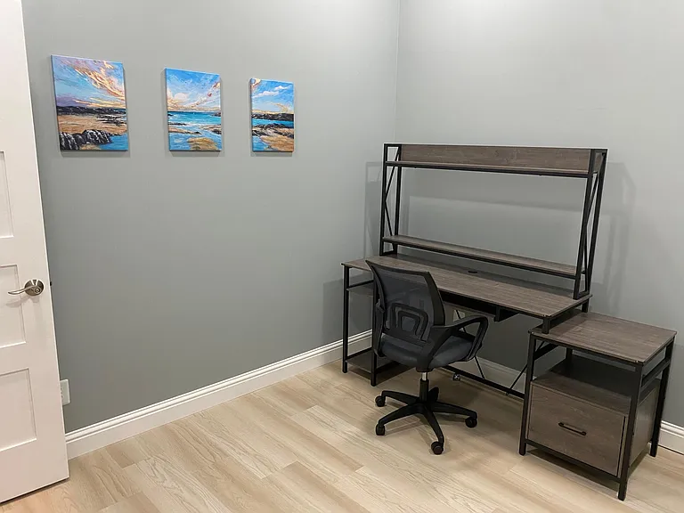 Office with lots of room to make it your own.