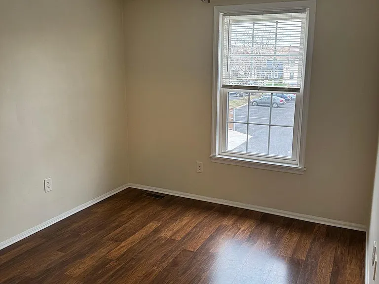 204 Livingston Ct — Photo 14