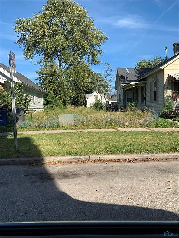 661 Balfe St photo 1