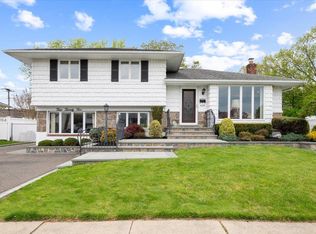 425 N Queens Ave, Massapequa, NY 11758