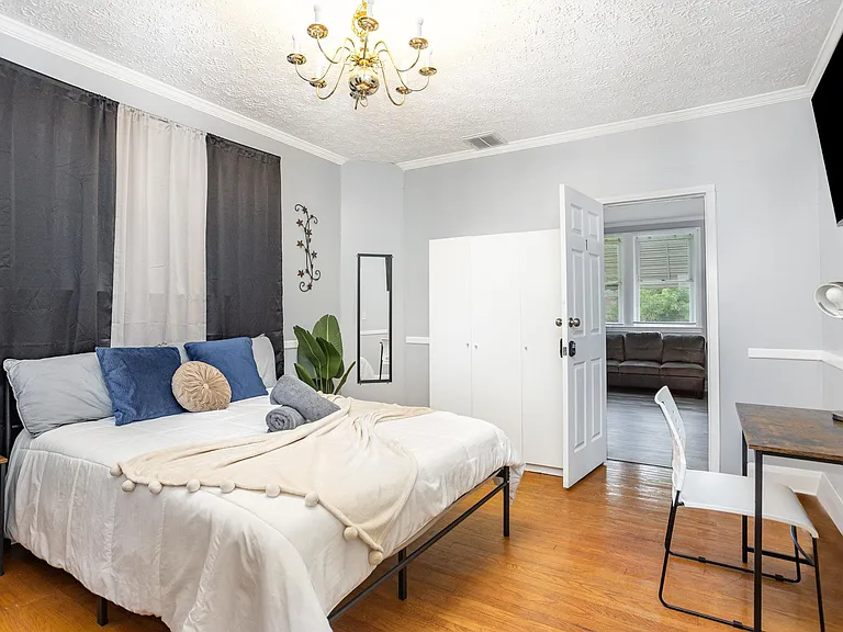 Room with a Queen bed , smart tv ,work space.