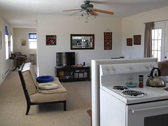 Living room/kitchen area