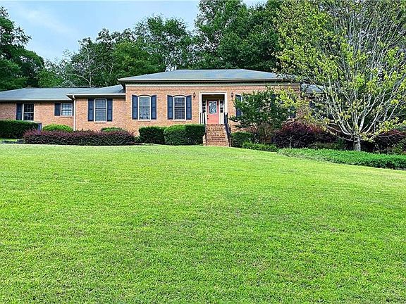 2nd image of 165 Willow Lake Ln