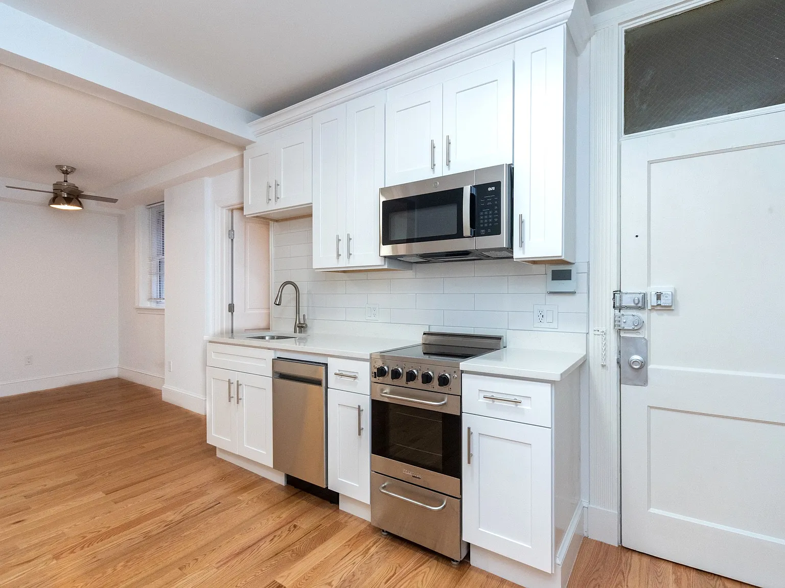 3 bed, 900 sqft, $6,000 — Photo 4