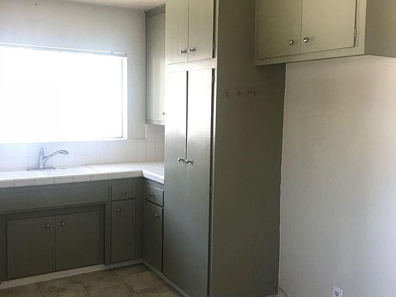3rd image of 725 N Kenwood St #8