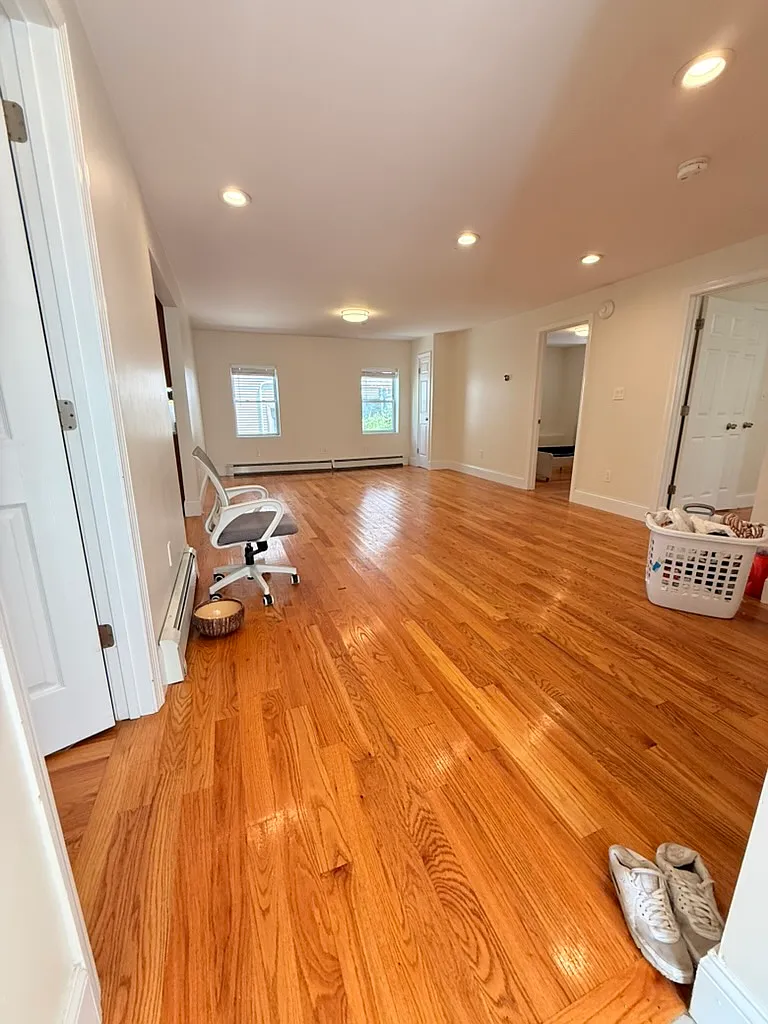 3 bed, 1000 sqft, $3,300 — Photo 1