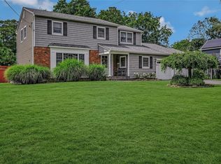 5 Whitman Ct, Huntington, NY 11743