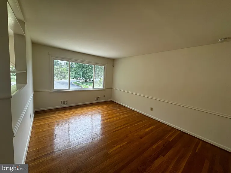 2508 Saint John Pl — Photo 8