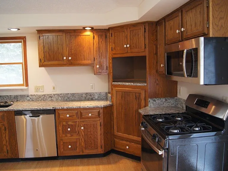 218 E Smith Rd — Photo 10