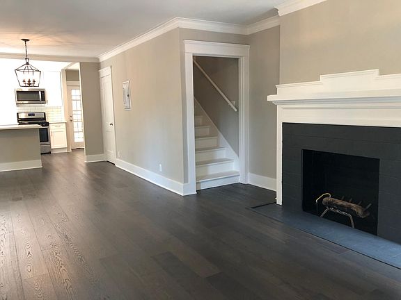 4th image of 2331 N Beachwood Dr