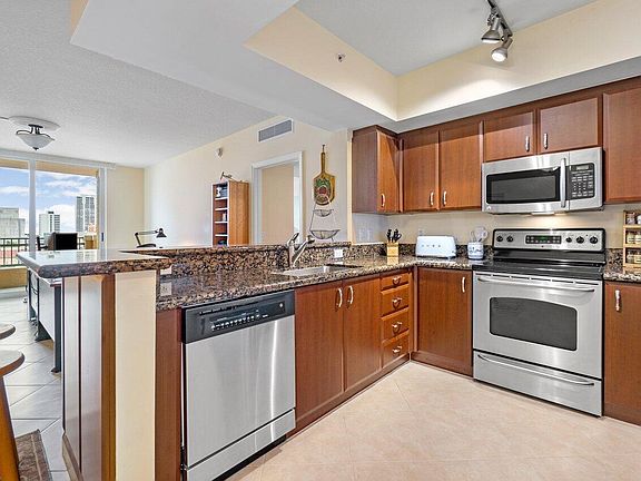 5th image of 403 S Sapodilla Ave APT 611
