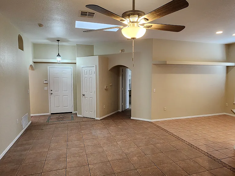 675 Cedardale Loop — Photo 2