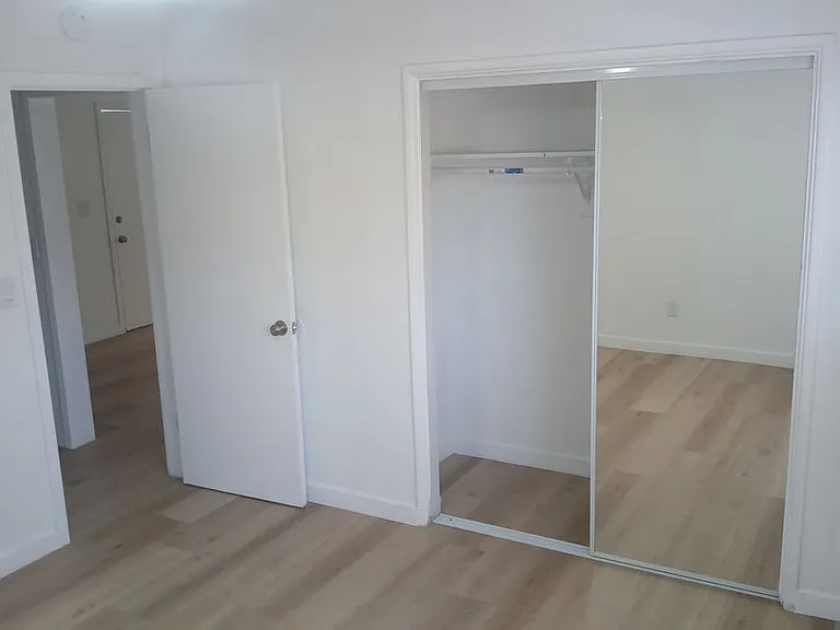 610 E Hyde Park Blvd — Photo 3
