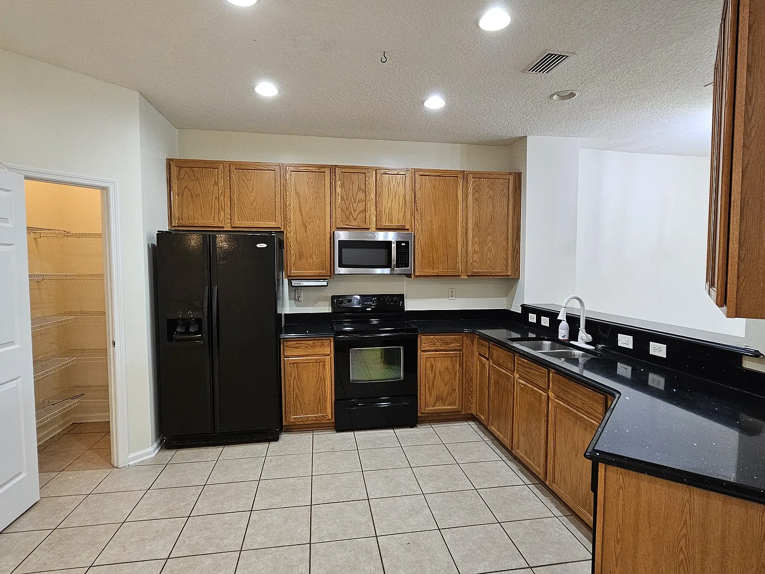 3 bed, 1779 sqft, $2,200 — Photo 3