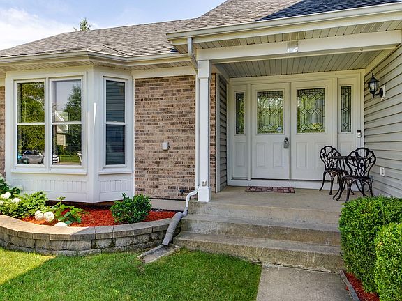3rd image of 1635 Crowfoot Cir S