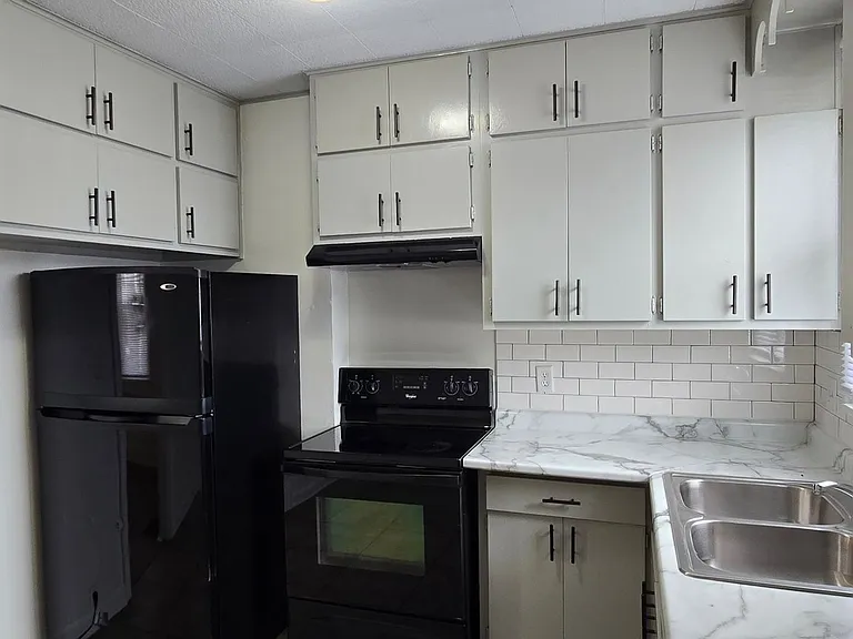 2746 Shelby St — Photo 9
