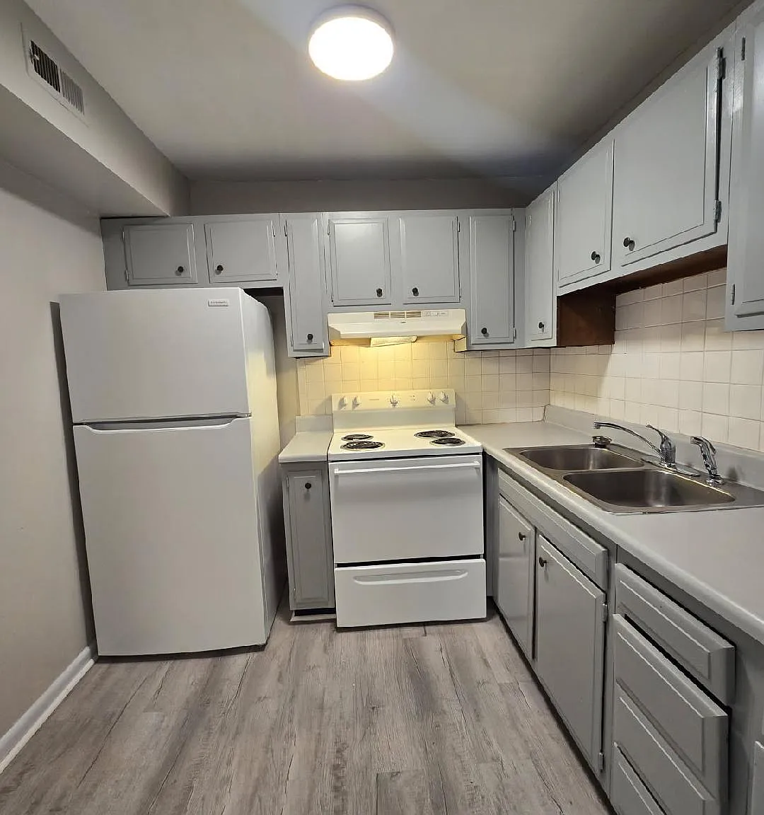 3 bed, 1.0 bath, 881 sqft, $1,200 — Photo 4