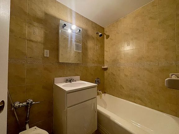 3rd image of 660 Washington Ave #3A