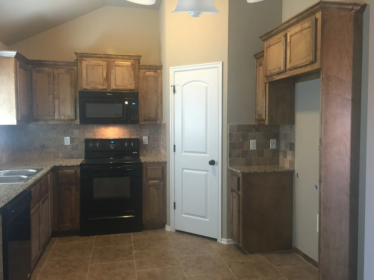 3 bedroom 2 bath home Mustang Schools — Photo 4