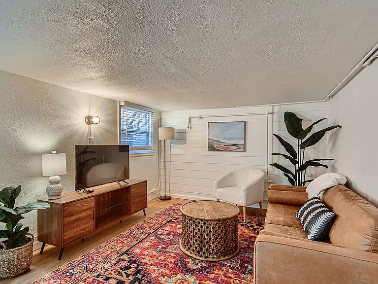 624 N Downing St #2 — Photo 4