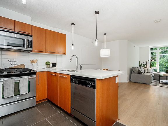 4th image of 2133 Douglas Rd #201