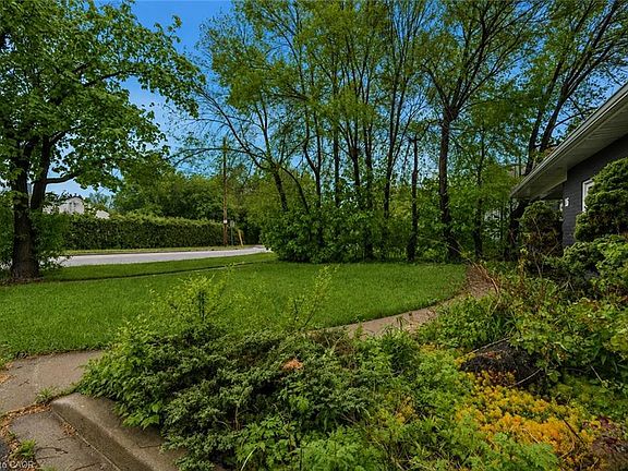 3rd image of 16 Woodward Ave