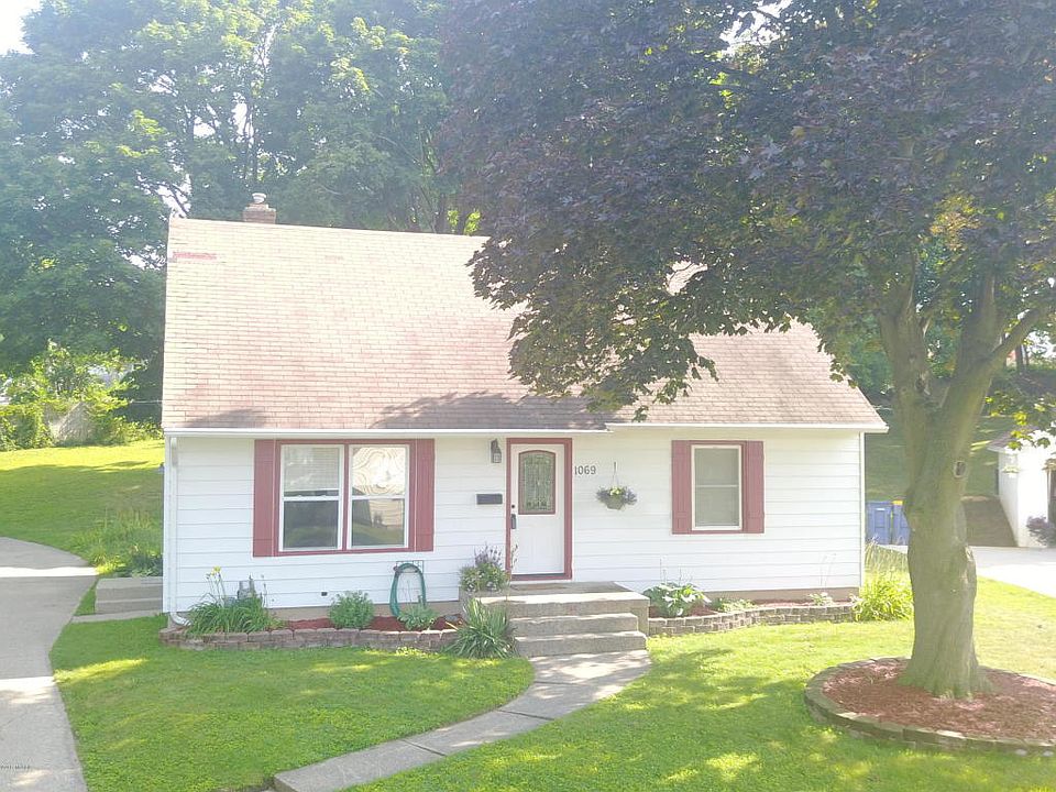 2nd image of 1069 Washtenaw St NE