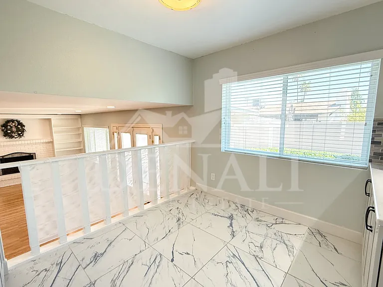 811 E Chilton Dr — Photo 14