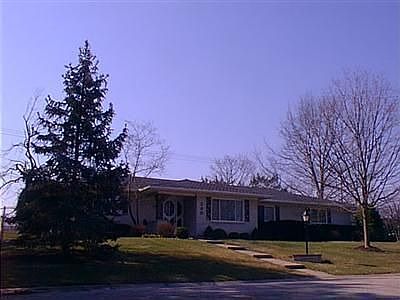 2nd image of 220 Lakeview Dr