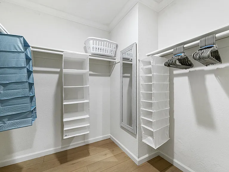888 Golden Saratoga-Cupertino Apartment Homes — Photo 20