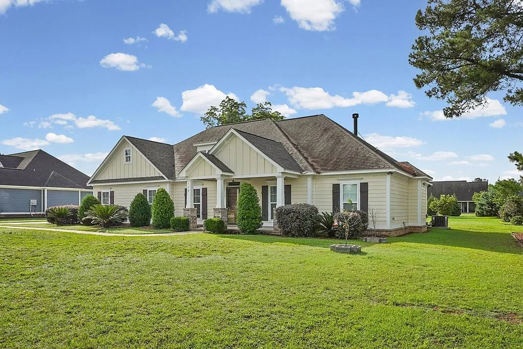 4 bed, 3.0 bath, 2270 sqft, $3,300 — Photo 2