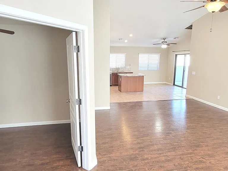1814 W Desert Hills Dr — Photo 7