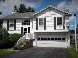 300 Pebbleview Dr, Rochester, NY 14612