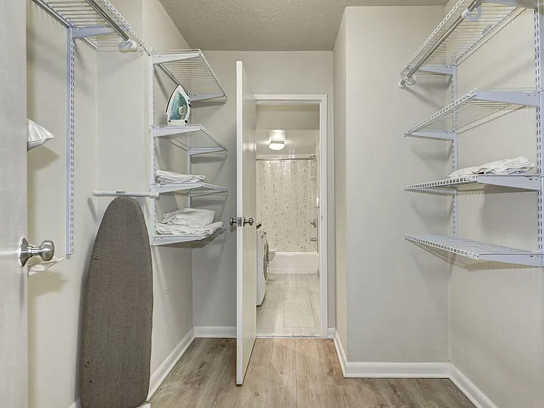 Windsor House Apartments — Photo 11